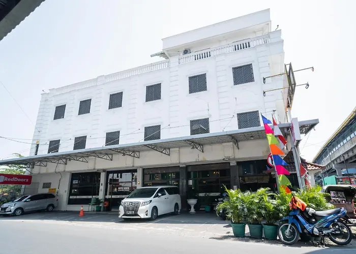 RedDoorz at Hotel Surya Solo